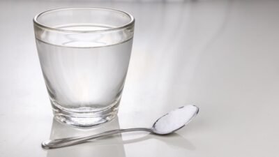 "Saat dehidrasi, air saja tak cukup. Kenali 5 minuman pengganti dehidrasi terbaik, dari air kelapa hingga oralit, untuk mengembalikan cairan dan elektrolit tubuh."