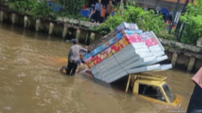 Kondisi mobil pick up bermuatan kasur yang terperosok ke dalam parit di Jalan Sungai Jawi, Pontianak, Selasa (21/10/2025).