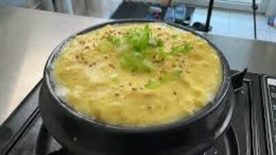 "Mulai jelajah rasa keliling dunia dari dapur Anda! Coba 3 olahan telur unik dari Korea, Timur Tengah, dan Cina yang akan membawa Anda pada petualangan kuliner baru."