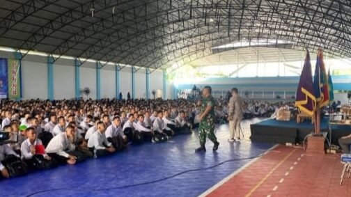 Kolonel Inf Eka Oktavian Cahyono saat memberikan kuliah umum kebangsaan kepada 1.328 mahasiswa baru Universitas PGRI Pontianak pada program PKKMB tahun 2025.