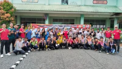 Para atlet SMPN 10 Pontianak merayakan kemenangan sebagai juara umum Kompetisi Petanque Antar Klub Series 1 di Lapangan Petanque SMPN 10, Minggu (26/10/2025).