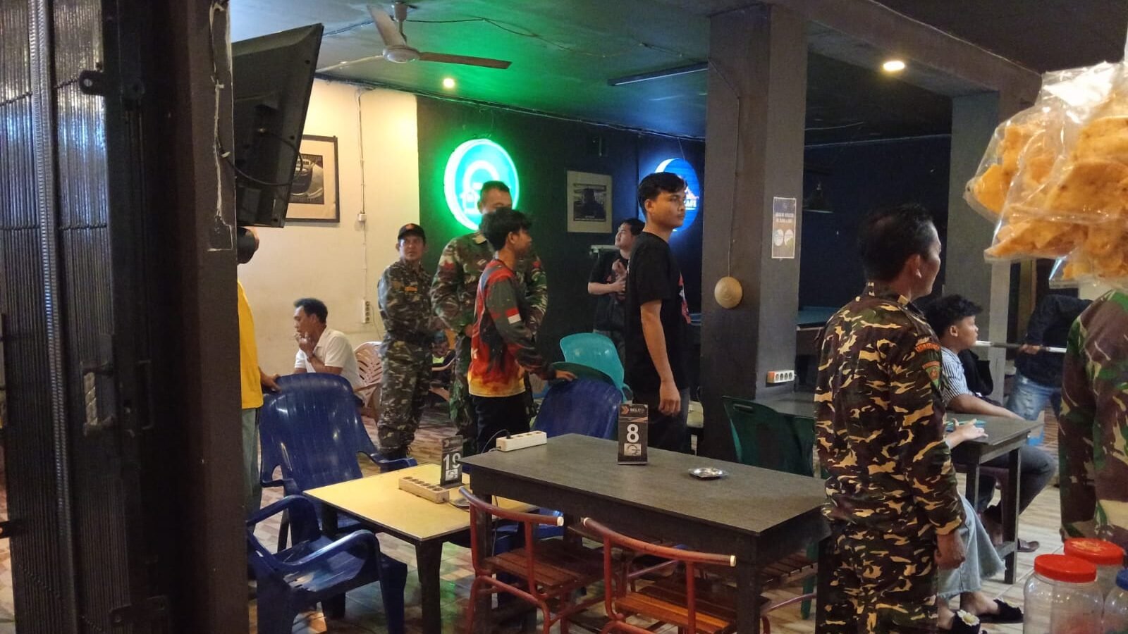 Koramil 1204-11/Tayan Hulu bersama komponen masyarakat menggelar patroli gabungan untuk memastikan keamanan wilayah.