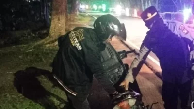 Petugas Polsek Sungai Raya saat memberikan teguran kepada pengendara motor dalam patroli pencegahan balap liar di Jalan Arteri Supadio, Sabtu (19/10/2025) malam.