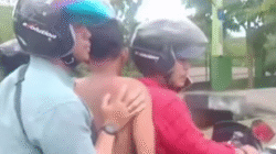 Terduga pelaku penganiayaan, MR (tengah), saat diamankan oleh petugas Polsek Pontianak Barat untuk proses hukum lebih lanjut.