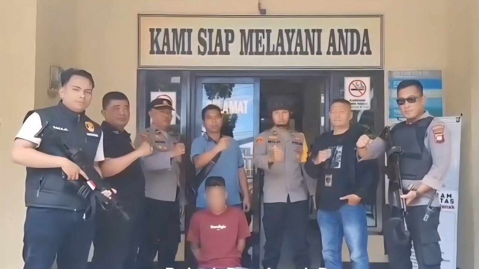 Petugas Polsek Pontianak Barat membawa pelaku penganiayaan berinisial DH untuk pemeriksaan lebih lanjut di Mapolsek.