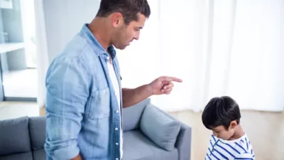 "Merasa terjebak sebagai generasi sandwich? Bisa jadi dimulai dari pola asuh. Kenali 5 parenting yang menjebak anak, dari "dana pensiun" hingga utang budi."