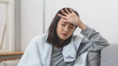 "Sering merasa kembung, mual, dan badan pegal? Bisa jadi itu masuk angin. Kenali 4 penyebab masuk angin yang paling umum, dari telat makan hingga paparan AC."