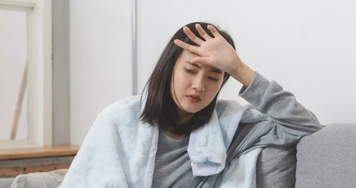 "Sering merasa kembung, mual, dan badan pegal? Bisa jadi itu masuk angin. Kenali 4 penyebab masuk angin yang paling umum, dari telat makan hingga paparan AC."