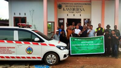 Camat Seponti Ja'far Ibrahim bersama Kades Sungai Sepeti Toni Hariyanto dan perwakilan PT Mayawana Persada saat serah terima bantuan ambulans untuk Desa Sungai Sepeti, Sabtu (18/10/2025).