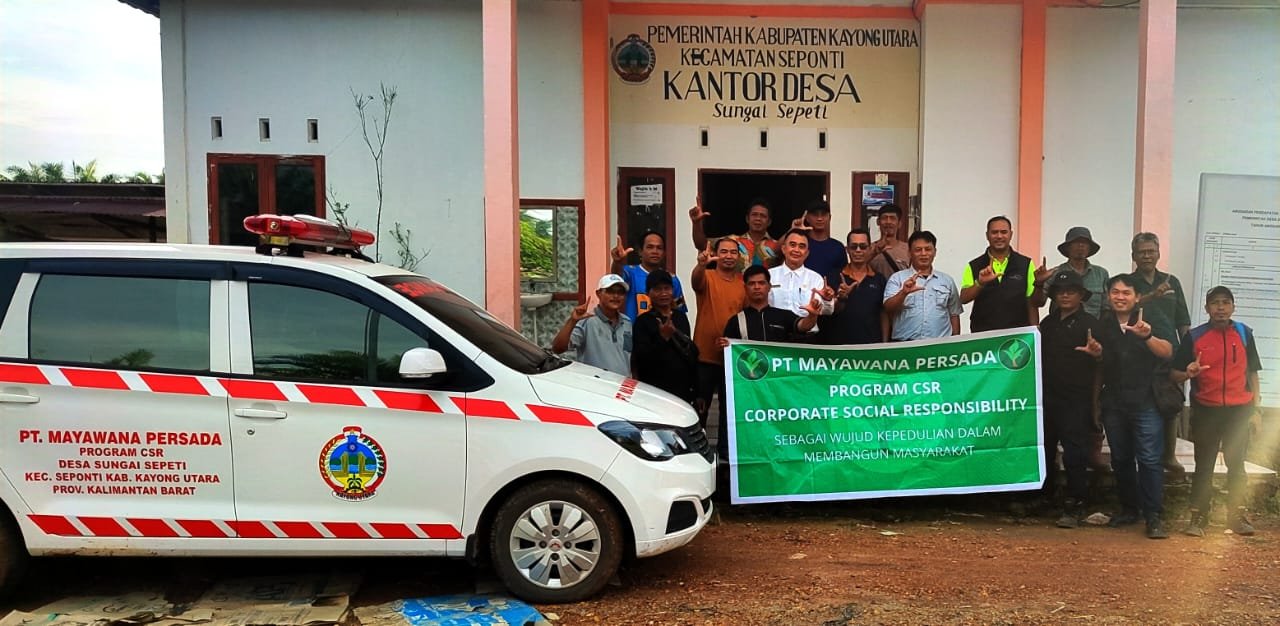 Camat Seponti Ja'far Ibrahim bersama Kades Sungai Sepeti Toni Hariyanto dan perwakilan PT Mayawana Persada saat serah terima bantuan ambulans untuk Desa Sungai Sepeti, Sabtu (18/10/2025).