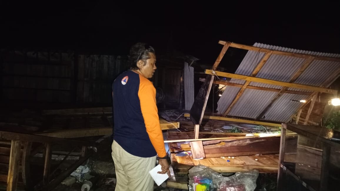 Sebanyak 15 unit rumah rusak berat dan 6 unit rumah rusak sedang akibat angin kencang yang melanda wilayah Kabupaten Blora, Jawa Tengah, Jumat (17/10/2025). Sumber Foto : BPBD Kabupaten Blora