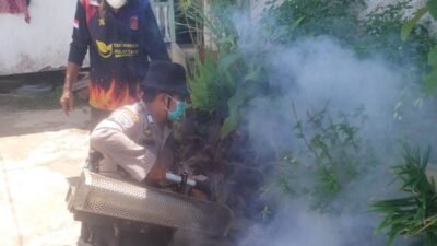 Petugas gabungan dari Polsek, Koramil, dan Puskesmas saat melakukan fogging massal di salah satu permukiman warga Desa Kawat, Tayan Hilir, Minggu (19/10/2025).