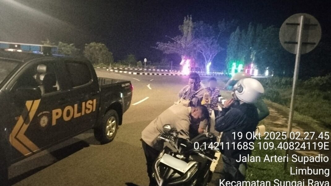 Petugas Polsek Sungai Raya saat melakukan patroli dan memberikan imbauan kepada para remaja di salah satu titik rawan di Jalan Arteri Supadio, Sabtu (19/10/2025) dini hari.