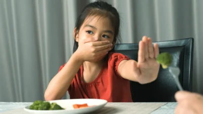 Ilustrasi - Seorang anak perempuan menunjukkan perilaku picky eating atau pilih-pilih makanan, kondisi yang umum terjadi namun perlu diwaspadai dampaknya oleh orang tua.
