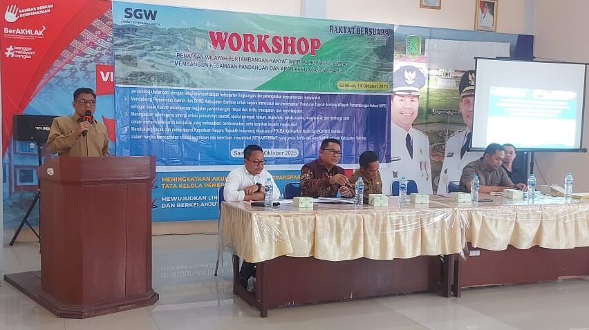 Plt. Kepala Balitbang Kalbar, Dr. Abdul Haris Fakhmi, saat menjadi narasumber dalam workshop mengenai urgensi pembentukan Perda WPR di Sambas.