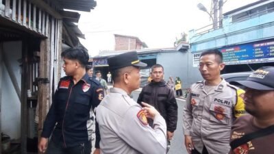 Polisi saat mengamankan lokasi penggerebekan kakek cabul sesama jenis. (Dok. Ist)
