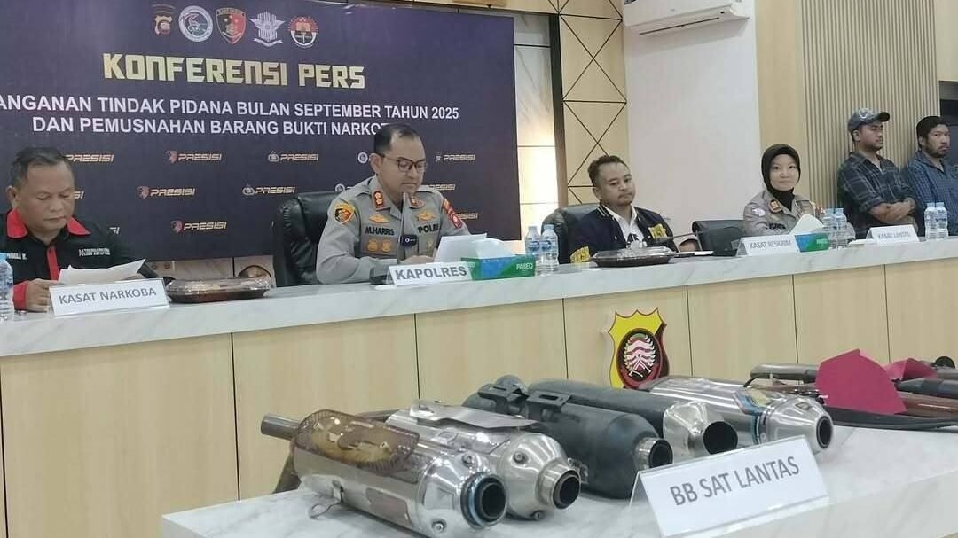 Kapolres Ketapang, AKBP Muhammad Harris, memimpin konferensi pers pemusnahan barang bukti narkoba dan knalpot brong. (Dok. Ist)