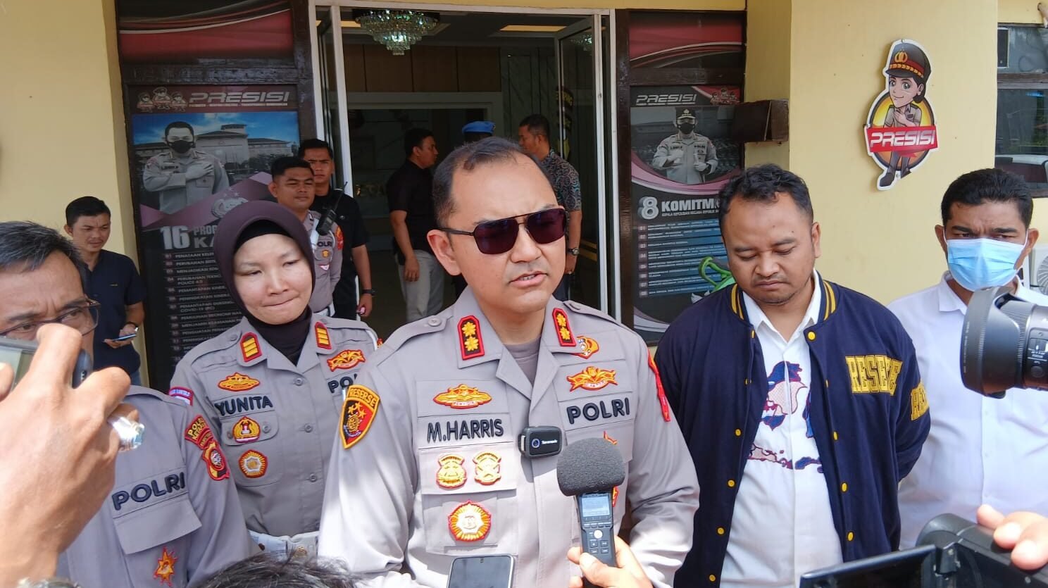 Kapolres Ketapang, AKBP Muhammad Harris, saat menyampaikan pemaparan kasus dan kinerja Polres Ketapang sepanjang bulan September 2025 dalam sebuah konferensi pers.