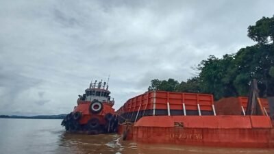 Sebuah ponton muatan bauksit yang menabrak permukiman warga di Meliau. Foto: HO/Faktakalbar.id