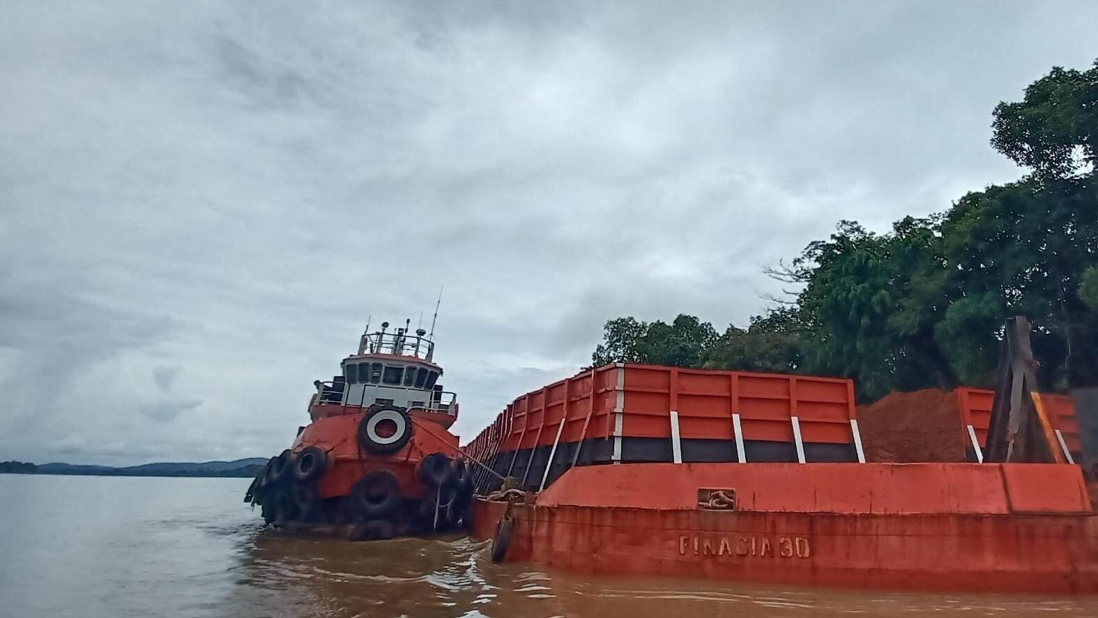 Sebuah ponton muatan bauksit yang menabrak permukiman warga di Meliau. Foto: HO/Faktakalbar.id