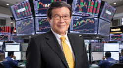 "Prajogo Pangestu asal Sungai Betung, Bengkayang, Kalimantan Barat, mendominasi IHSG September 2025. Tiga saham Grup Barito jadi penggerak utama indeks dengan kapitalisasi triliunan. (Dok. Kolase Prajogo with Index)"