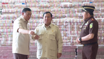 Presiden Prabowo Subianto membelakangi tumpukan uang barang rampasan negara dari kasus korupsi ekspor CPO di Gedung Kejaksaan Agung. (Dok. Youtube/Sekretariat Presiden)