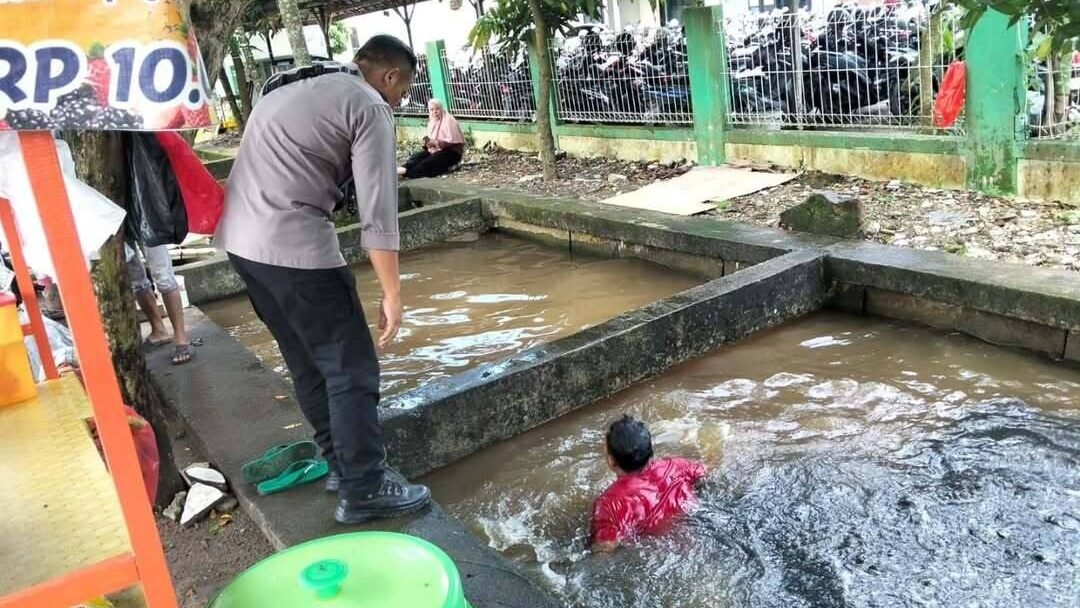 Tim Enggang Polsek Pontianak Timur berhasil mengamankan seorang pria yang diduga sakau setelah adanya laporan warga mengamuk di Pontianak Timur.