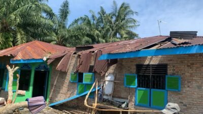 Sejumlah atap rumah warga rusak akibat terpaan angin puting beliung yang menerjang Kabupaten Serdang Bedagai, Sumatera Utara, Kamis (9/10/2025). Foto: HO/Faktakalbar.id