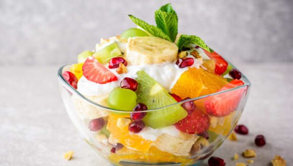 "Ingin tahu cara membuat salad buah yang segar, creamy, dan tidak berair? Ikuti tips dan langkah mudah ini untuk hasil salad buah terenak buatan rumah."