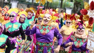 Peserta Jepin Massal mengenakan pakaian Telok Belanga' dan Baju Kurung menari bersama di depan Taman Alun Kapuas untuk memeriahkan Hari Jadi ke-254 Pontianak, Minggu (26/10/2025).