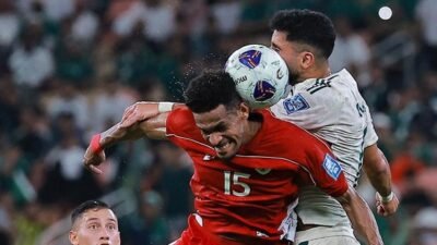 Gelandang Timnas Indonesai Ricky Kambuaya berduel dengan pemain Arab Saudi. (Dok. Ist) 