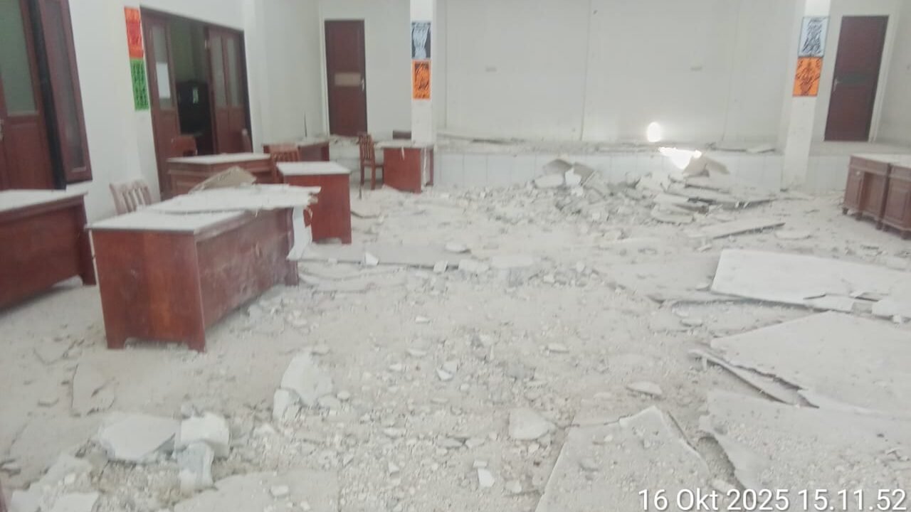 Kondisi salah satu rumah warga yang rusak berat akibat guncangan gempa Magnitudo 6,6 di Kabupaten Sarmi, Papua.