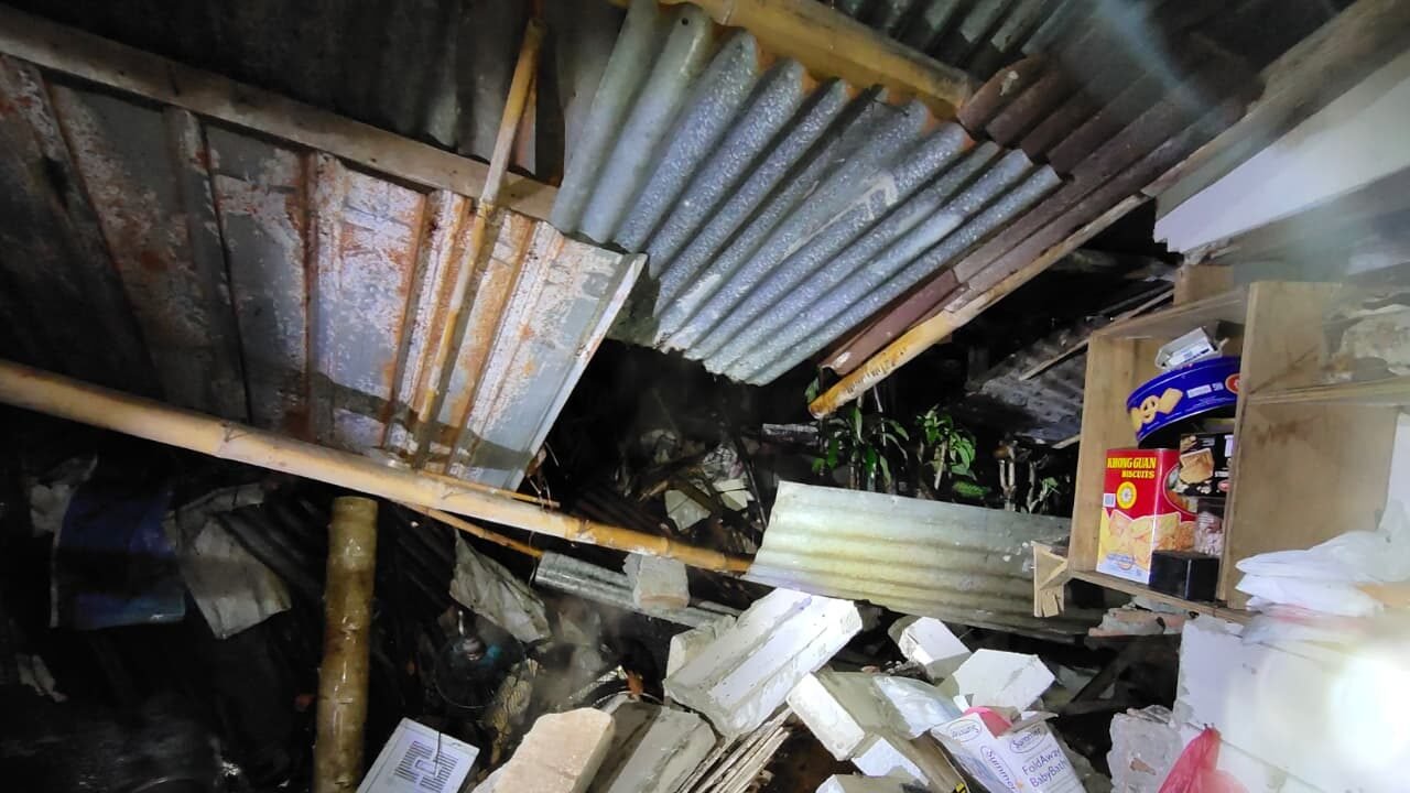 Kondisi salah satu rumah warga yang rusak akibat diterjang angin kencang di Kabupaten Tasikmalaya, Provinsi Jawa Barat pada Senin (20/10/2025). Foto: HO/Faktakalbar.id