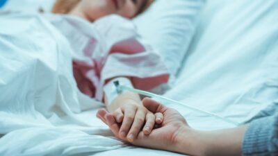 "Merasa sering sakit atau badan drop justru saat weekend tiba? Anda tidak sendiri. Kenali penyebab ilmiahnya, mulai dari efek 'let-down' stres hingga perubahan pola tidur, dan pelajari cara efektif mencegahnya agar akhir pekan Anda lebih berkualitas."