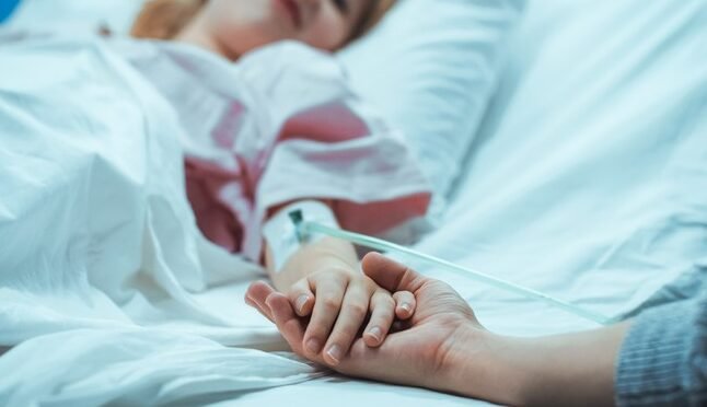 "Merasa sering sakit atau badan drop justru saat weekend tiba? Anda tidak sendiri. Kenali penyebab ilmiahnya, mulai dari efek 'let-down' stres hingga perubahan pola tidur, dan pelajari cara efektif mencegahnya agar akhir pekan Anda lebih berkualitas."