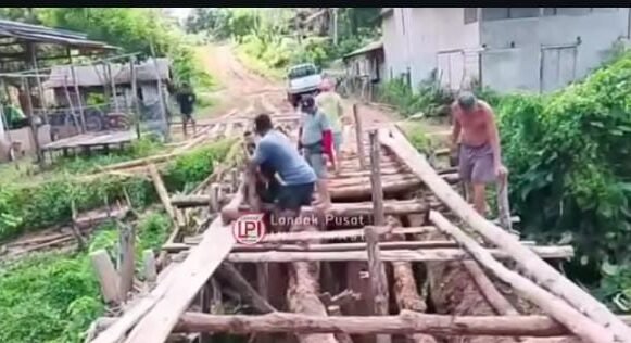 "Jembatan vital di Desa Bengawan Ampar, Kuala Behe, Landak, putus total, Selasa (14/10/2025). Akses warga terhambat, pemerintah didesak segera turun tangan."