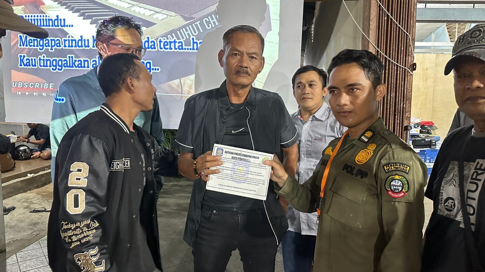 Anggota Satpol PP Kota Pontianak menyampaikan imbauan kepada pemilik kafe dan warung kopi terkait aturan kebisingan.
