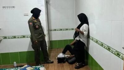 Seorang petugas Satpol PP wanita tengah memberikan arahan kepada pasangan bukan suami istri yang terjaring dalam Operasi Pekat di salah satu kamar penginapan di Sambas.