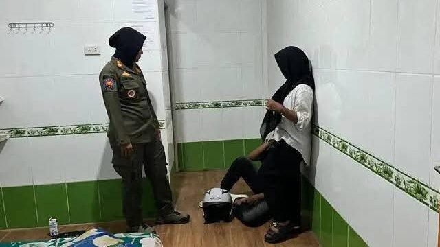 Seorang petugas Satpol PP wanita tengah memberikan arahan kepada pasangan bukan suami istri yang terjaring dalam Operasi Pekat di salah satu kamar penginapan di Sambas.
