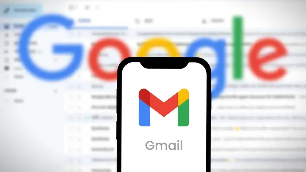 Ilustrasi keamanan siber yang menampilkan logo Gmail di layar ponsel dengan peringatan modus penipuan phishing menggunakan panggilan suara AI. (Dok. Ilustrasi/Faktakalbar.id)