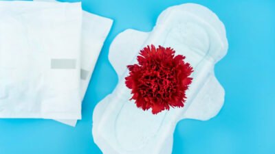 "Siklus menstruasi berantakan tapi tes negatif? Jangan panik. Kenali 5 penyebab siklus menstruasi tidak teratur selain kehamilan, mulai dari stres hingga kondisi medis."