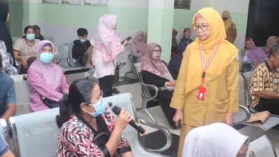 Salah seorang petugas kesehatan memberikan sosialisasi mengenai bahaya penyakit campak dan pentingnya imunisasi kepada warga di ruang tunggu RSUD SSMA. Foto: HO/Faktakalbar.id