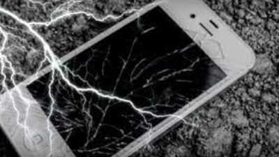 STOP! Jangan Lakukan Ini dengan HP dan Laptop Saat Hujan Petir Bisa Tersambar