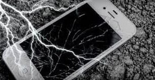 "Benarkah HP dan laptop menarik petir? Simak fakta ilmiah bahaya bermain perangkat elektronik saat badai, terutama yang sedang terhubung ke charger."