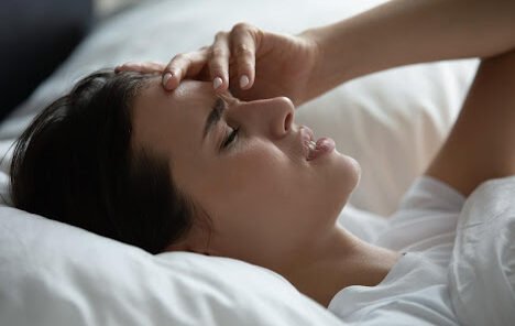 "Sulit tidur saat sakit? Pelajari tiga cara efektif dan sederhana yang bisa kamu lakukan untuk mengatasi ketidaknyamanan, menenangkan tubuh, dan mendapatkan istirahat yang sangat dibutuhkan. "