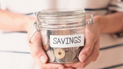 Ilustrasi seseorang sedang menghitung tabungan dana pensiun untuk masa depan. (Dok. Ilustrasi/Faktakalbar.id)