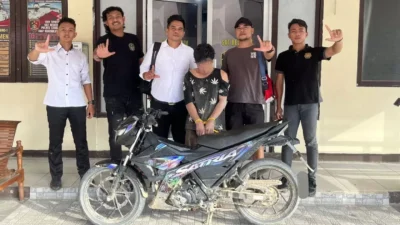Tersangka RZ saat diamankan Tim Jatanras Satreskrim Polres Landak beserta barang bukti sepeda motor hasil curian.