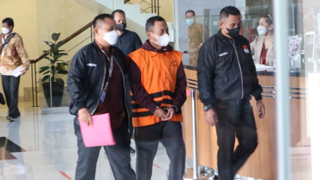 Tersangka kasus korupsi kerja sama PT Antam, Dody Martimbang, saat digiring petugas usai menjalani pemeriksaan di Gedung KPK, Jakarta. (Dok. Ist)