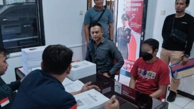 Tersangka SB saat diserahkan oleh penyidik Tipidkor Satreskrim Polres Sanggau kepada Jaksa Penuntut Umum Kejaksaan Negeri Sanggau, Kamis (30/10/2025). Foto: HO/Faktakalbar.id