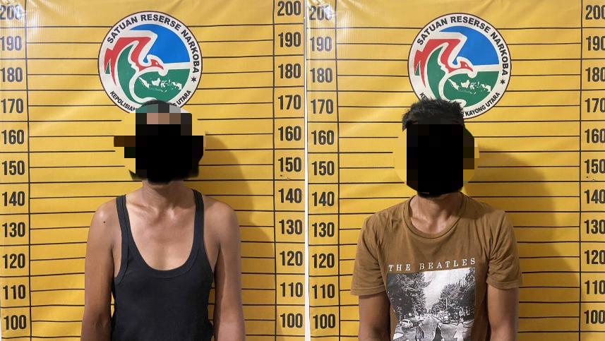 Dua pria berinisial DB dan AA setelah diamankan oleh Satuan Reserse Narkoba Polres Kayong Utara terkait dugaan kasus narkoba. (Dok. Ist)